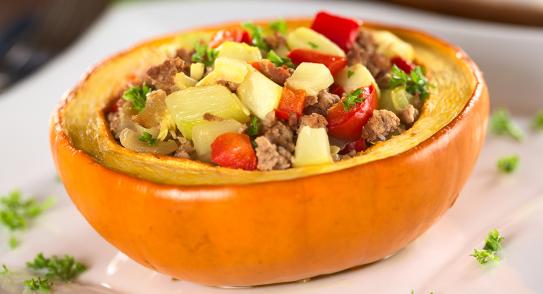 Calabaza vegetariana rellena de soja y piña
