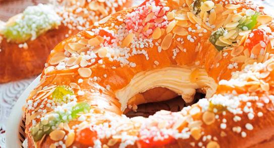 Roscón de Reyes con naranja glaseada y almíbar de azahar