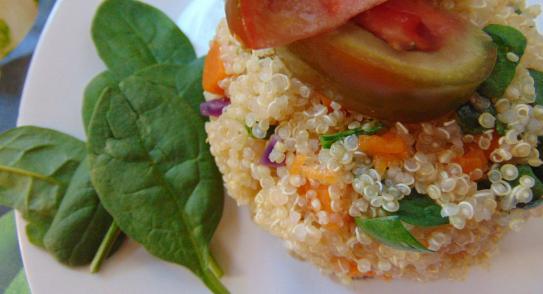 Ensalada fría de quinoa con verduras