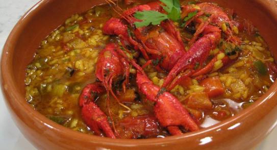 Arroz caldoso con cangrejos de río