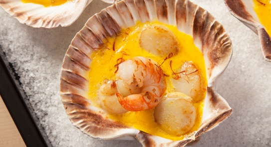 Vieiras y langostinos con salsa de azafrán