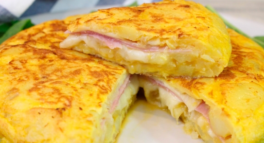 Tortilla de patata rellena de jamón de york y queso
