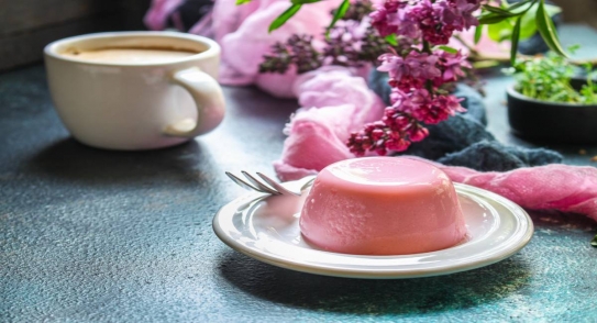 Panna cotta o Panacota con frambuesas para celebrar el Día Mundial contra el Cáncer de Mama