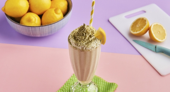 Milkshake de limón, helado de vainilla y té matcha