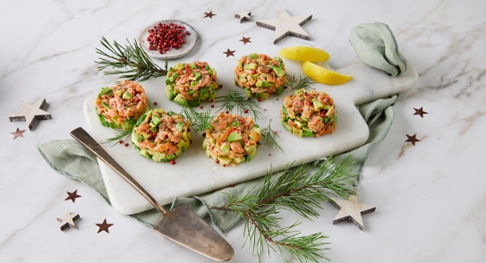 Tartar de salmón ahumado noruego con aguacate y pimienta rosa