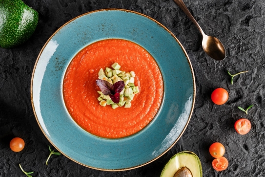 Receta saludable de salmorejo de aguacate sin pan