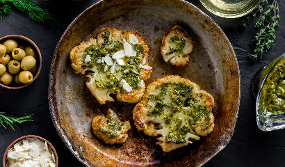Filete de coliflor en airfryer con salsa verde y almendras