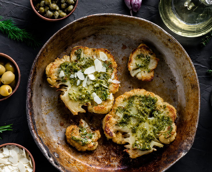 Filete de coliflor en airfryer con salsa verde y almendras