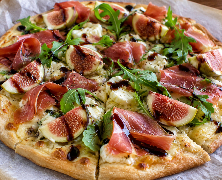 Pizza de higos, queso de cabra, jamón y rúcula