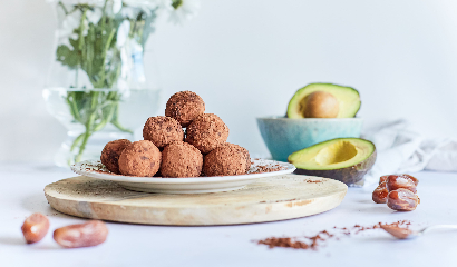 Bolitas energéticas de aguacate y cacao
