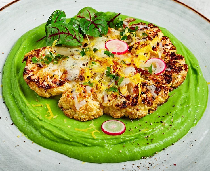 Coliflor horneada con crema de guisantes y menta