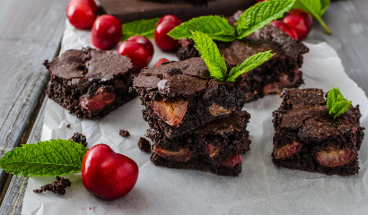 Brownie de chocolate con cerezas
