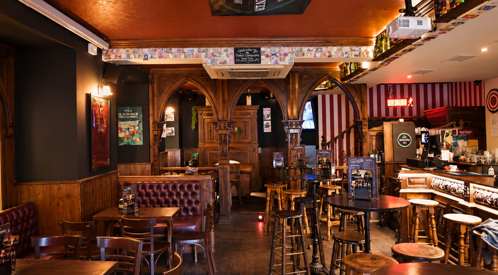Cervezas de importación, hamburguesas, raciones para compartir y retransmisiones deportivas se combinan en este clásico pub irlandés, una opción ideal tanto para picar algo de forma desenfadada como para disfrutar de una buena pinta en el centro de Salama