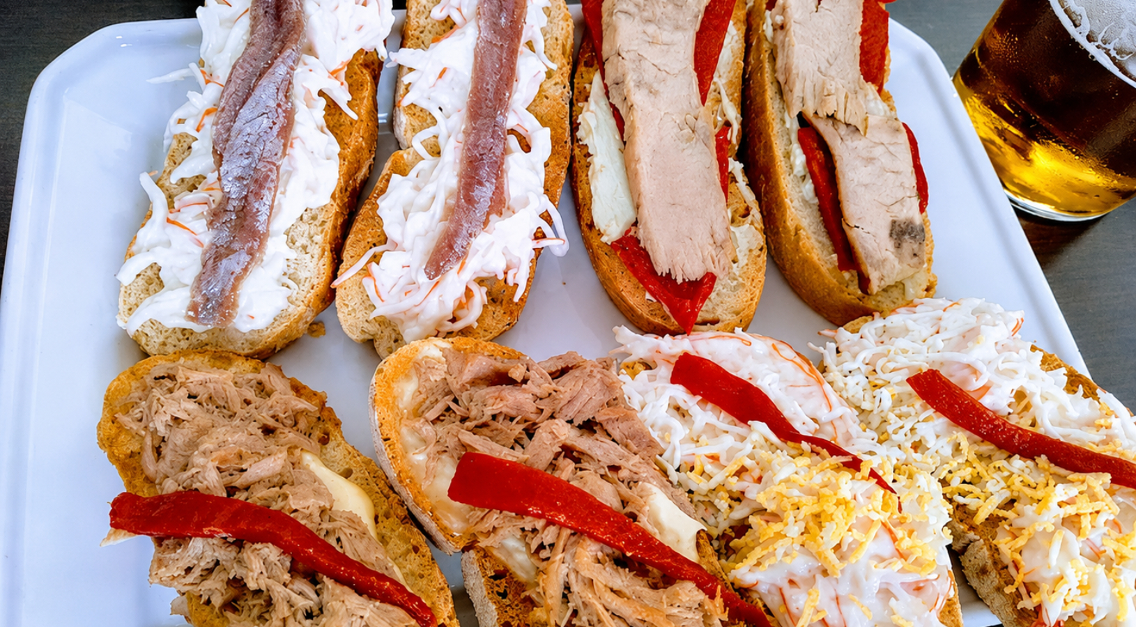 Un clásico del tapeo salmantino donde una barra repleta de pinchos y el ambiente de siempre siguen siendo sus principales señas de identidad