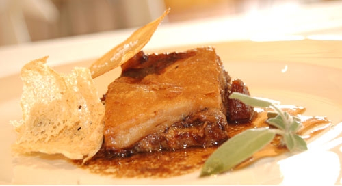 Cochinillo ibérico con un chutney de frutos secos