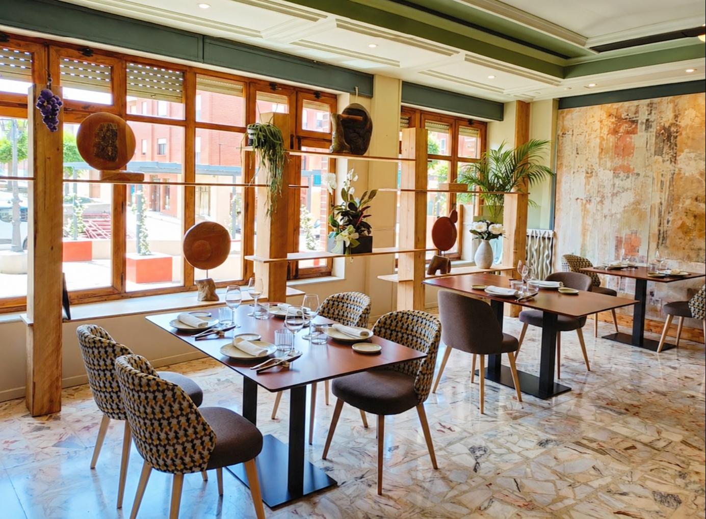 Restaurante moderno con ventanales y plantas (1).png