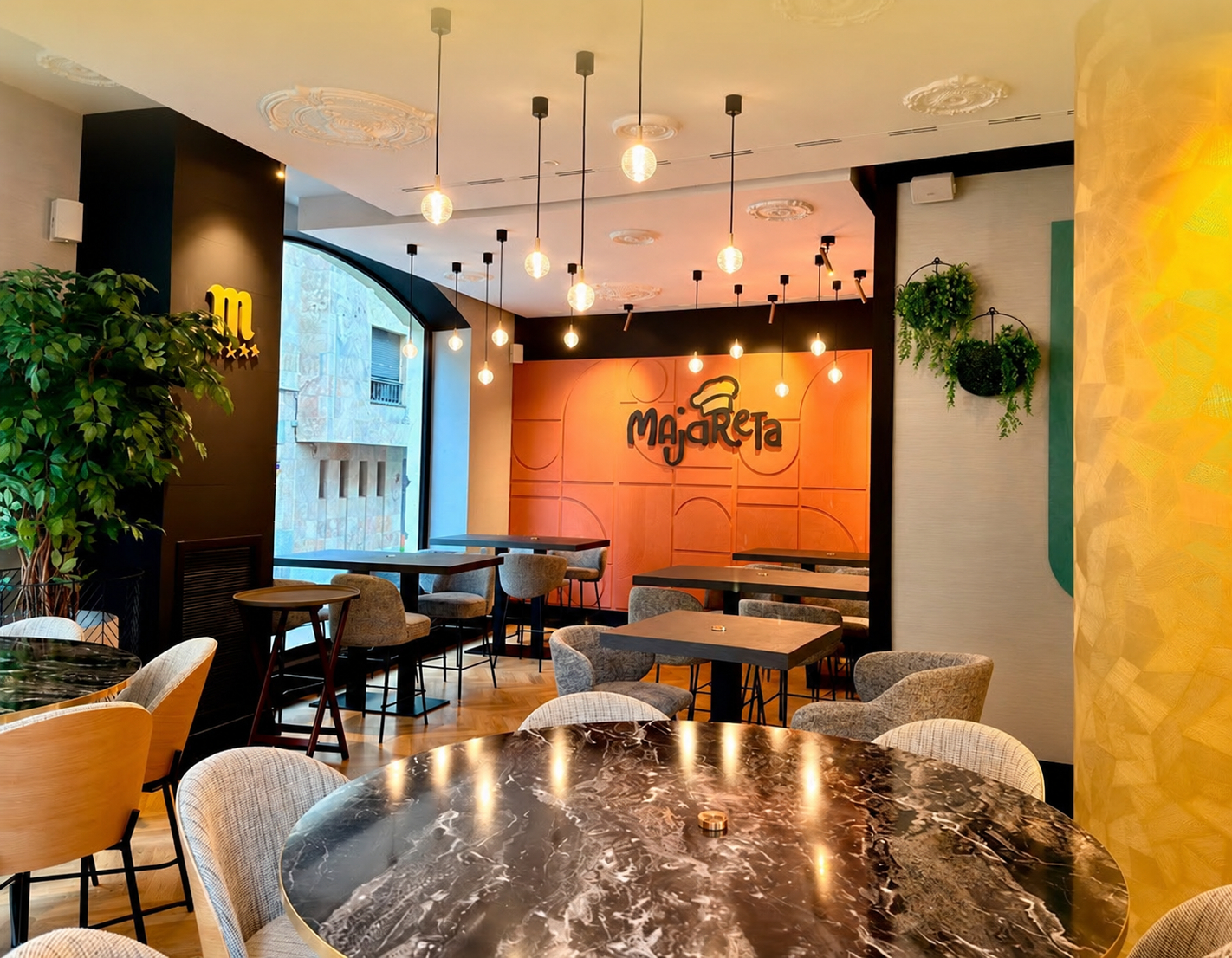 Interior cálido de café con logo Majareta.png