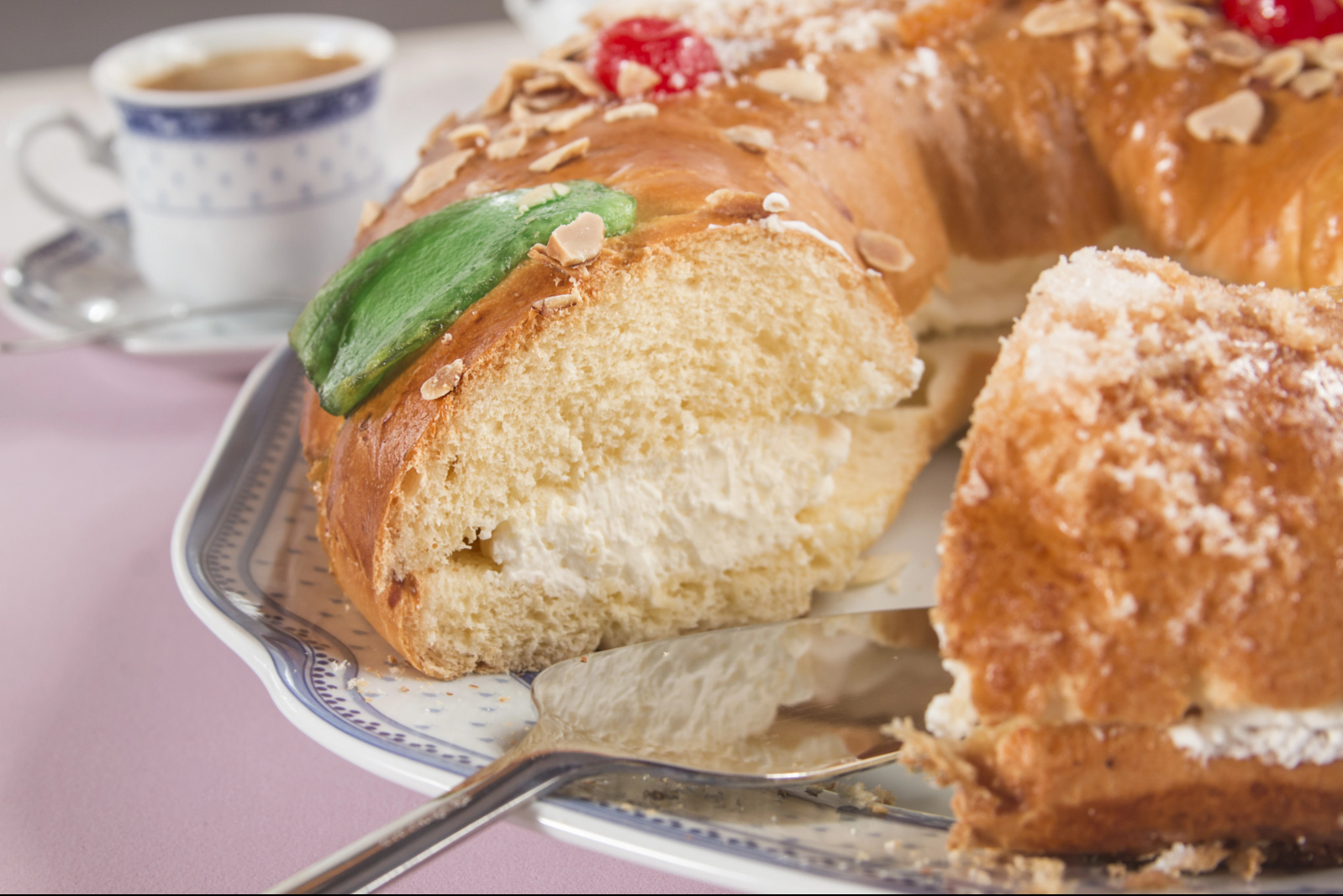 kings-cake-roscon-de-reyes-Depositphotos_80311456_XL.jpg