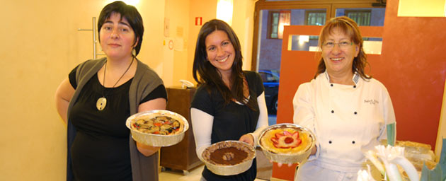 Socias del restaurante Alcacil mostrando su comida para llevar