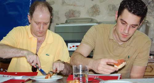 jurado del Concurso de pinchos 2009 de la Aehs degustando las tapas