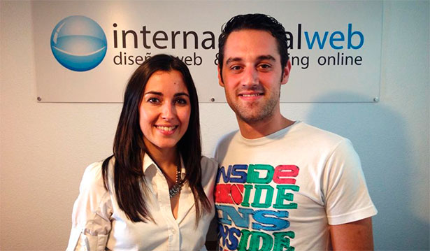 Fran Vicente con Eva González en las oficinas de Internacionalweb