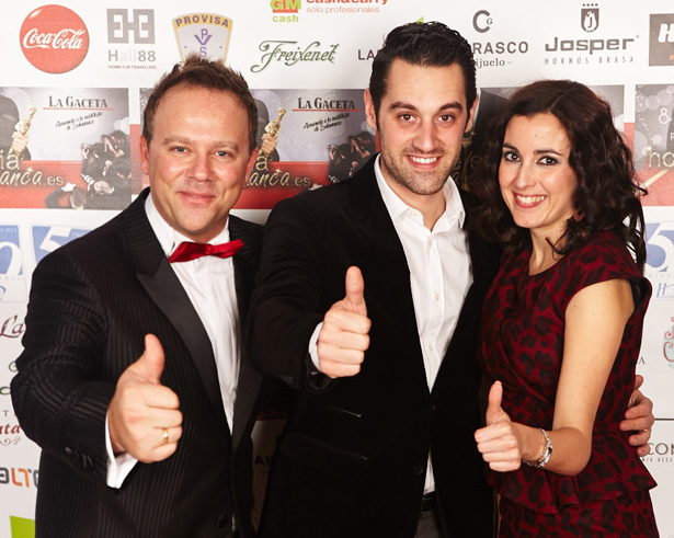 Fran Vicente junto a Claudio Mogilner y Eva González en los Premios Hosteleriasalamanca.es