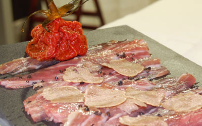 Carpaccio de secreto ibérico con tomate semiseco y trufa blanca del Piamonte