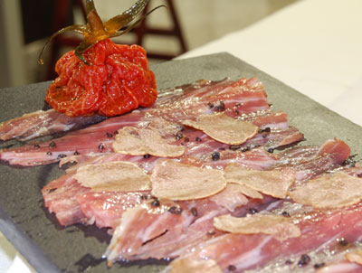 Carpaccio de secreto ibérico con trufa blanca del Piamonte y tomate semiseco